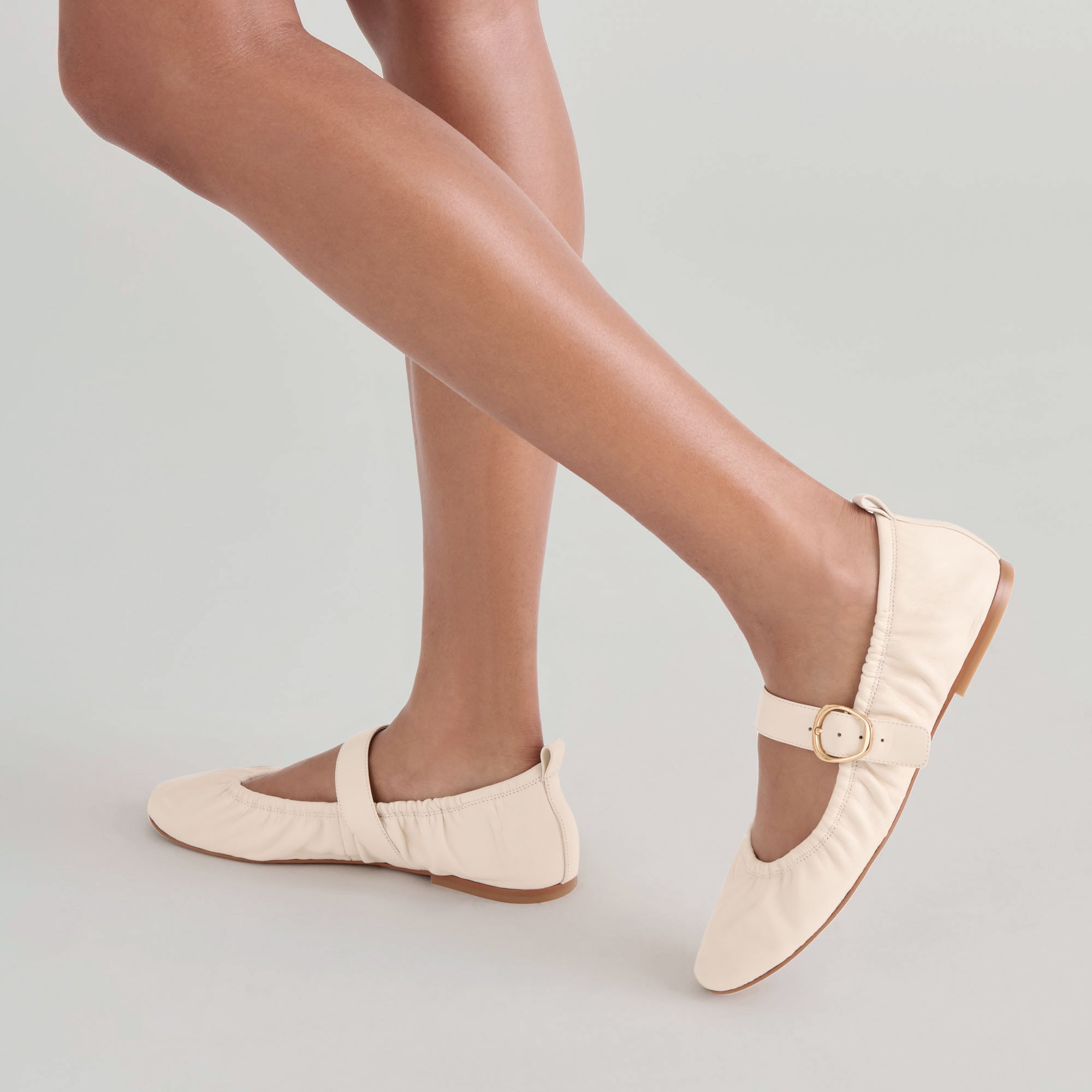 DOLCEVITA-FLATS_CAELY_BONELEATHER_ONFOOT_04_e1a20a53-50ab-4923-8eac-7abe8db6455d.jpg