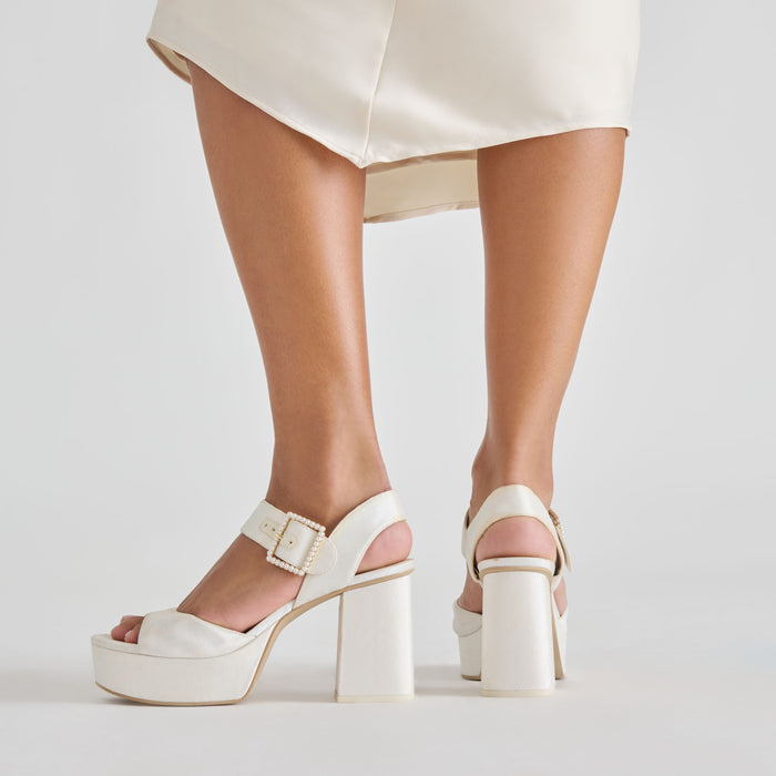 DOLCEVITA-HEELS_BOBBYPEARL_WHITEPEARLS_03-1.jpg