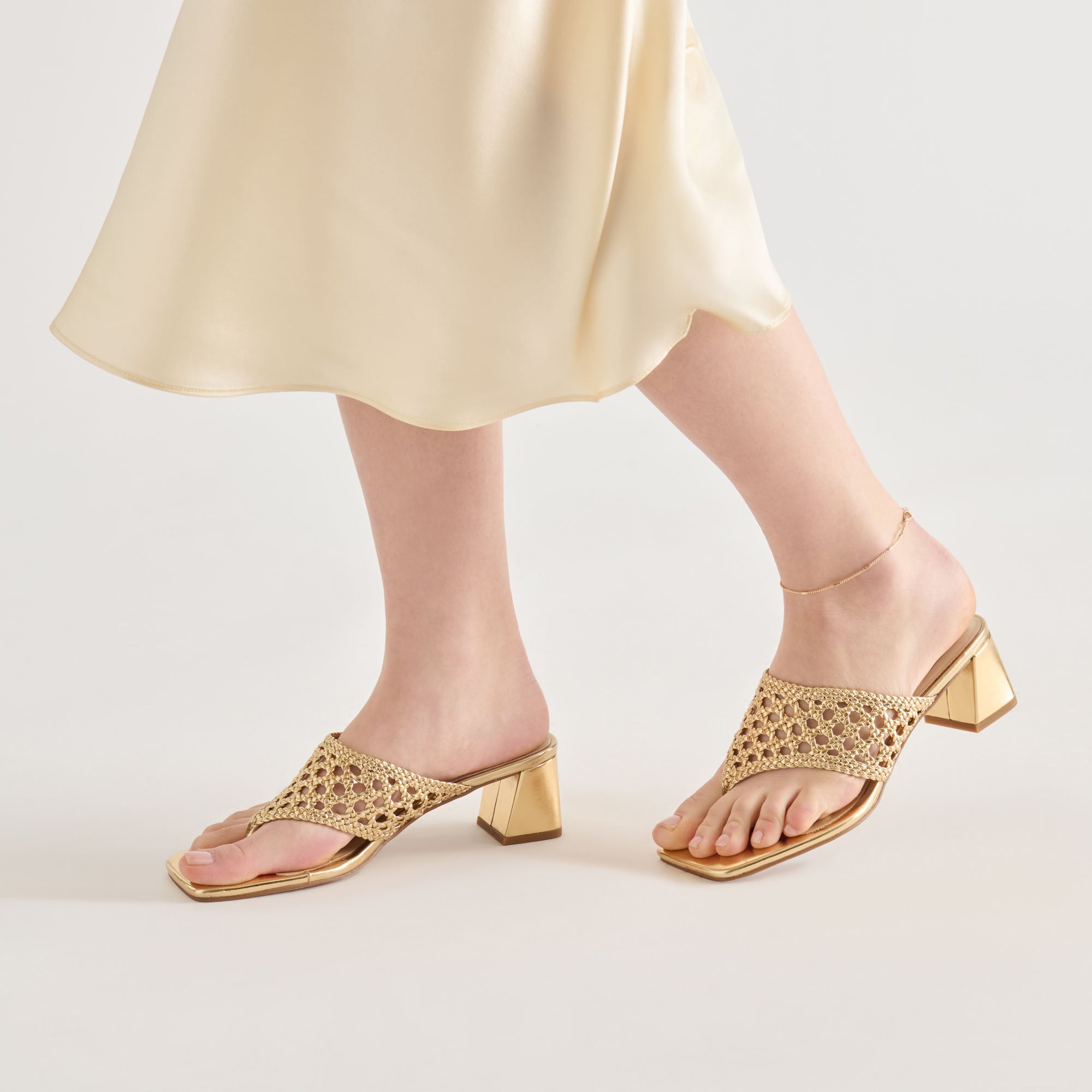 DOLCEVITA-HEEL_BARLO_GOLDWOVENSTELLA_01.jpg