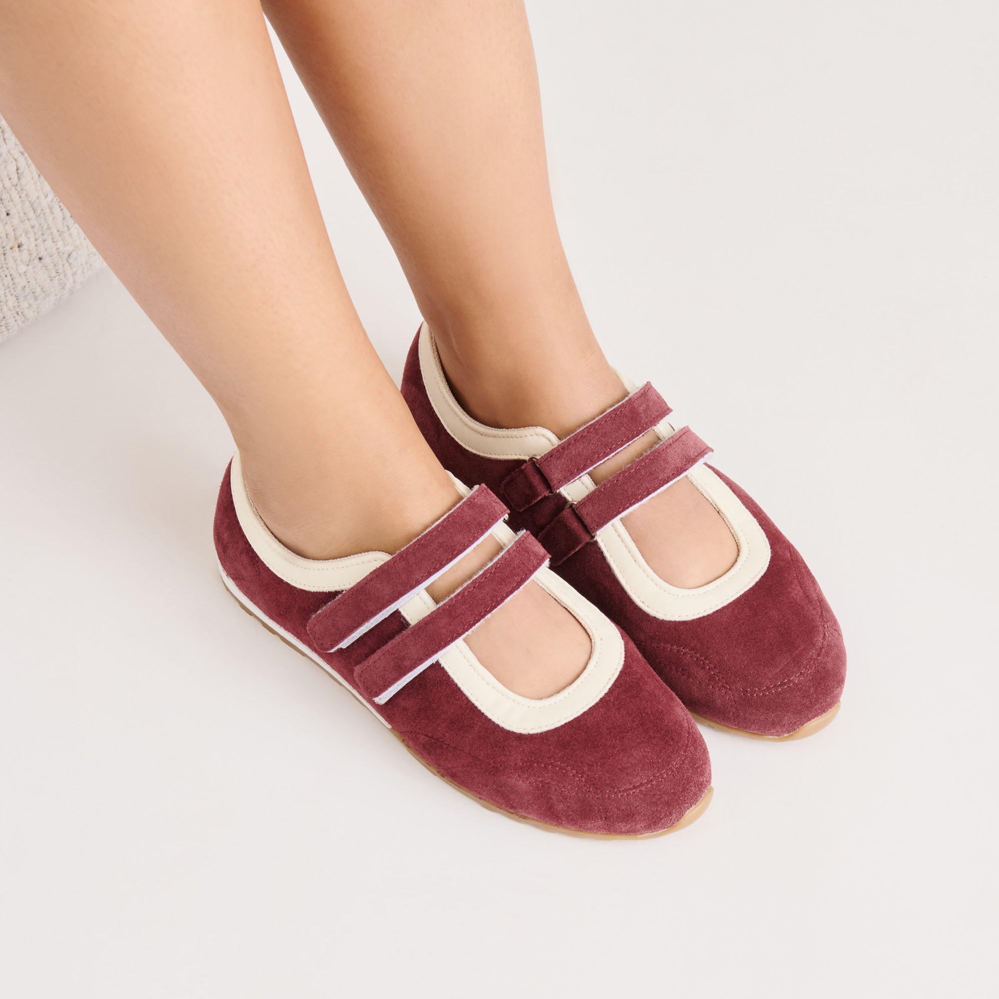 DOLCEVITA-SNEAKERS_SWAN_BURGUNDYSUEDE_2-1.jpg