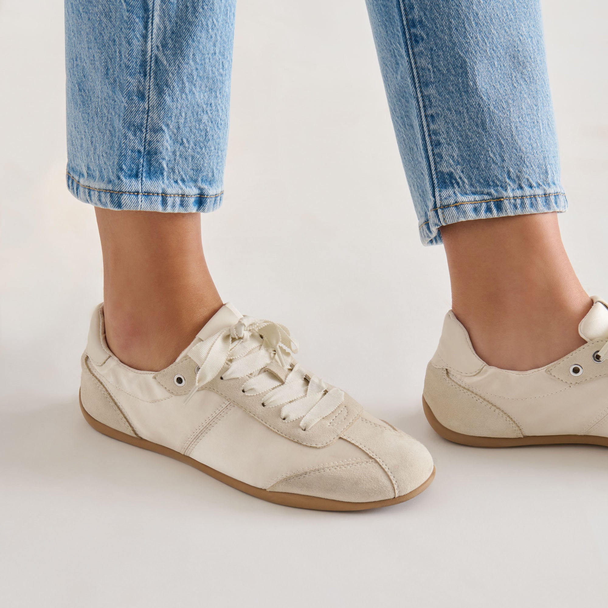 DOLCEVITA-SNEAKER_ITZY_VANILLASATIN_02_36112e33-0233-4a57-bbd2-4e0681824b12.jpg